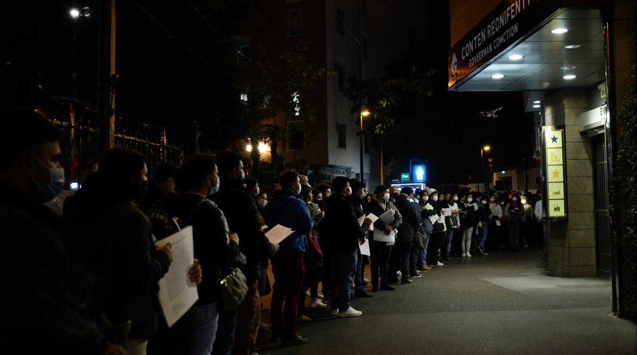 每日吃瓜 - 某城市学区房政策突变,数十万家长连夜排队办理入学手续 某城市学区房政策突变,数十万家长连夜排队办理入学手续